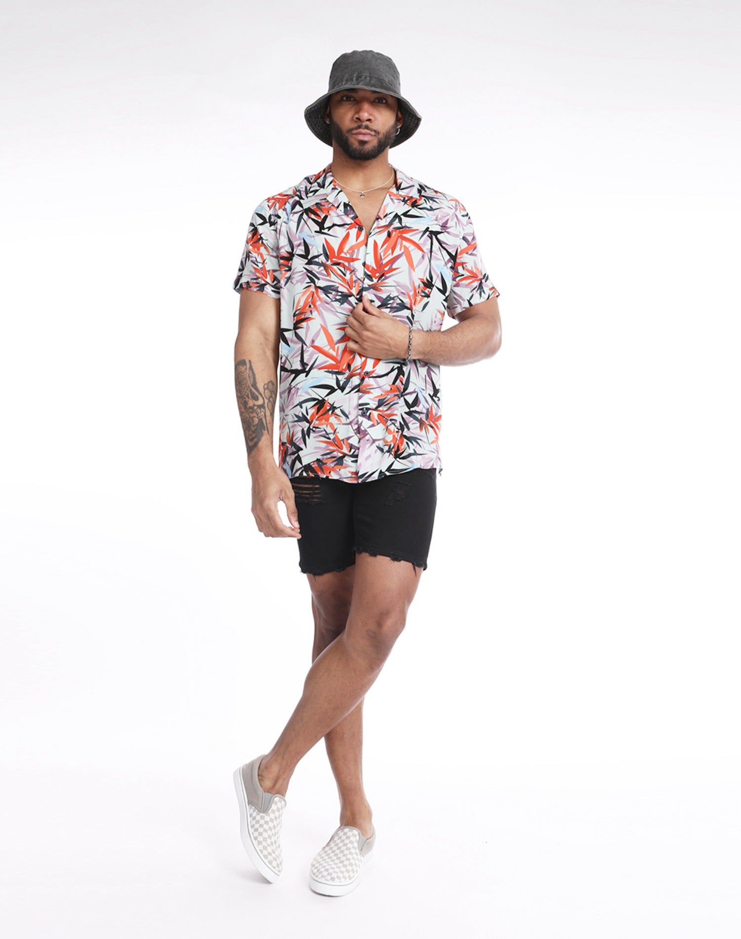 Camisa hawaiana blanca de palmeras naranjas