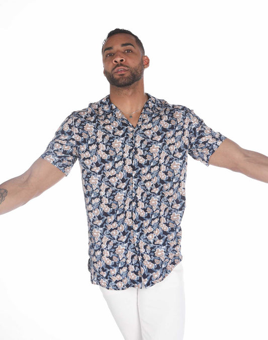 Camisa hawaiana negra con flores marrones