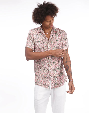 Camisa hawaiana rosa con flores pequeñas