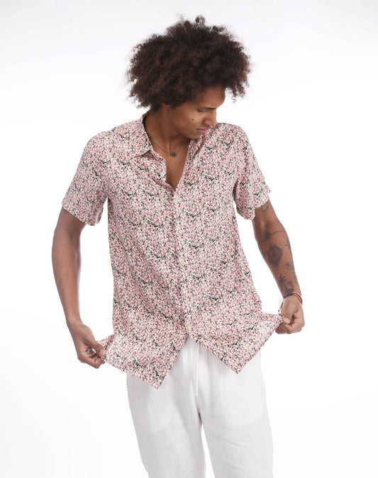 Camisa hawaiana rosa con flores pequeñas