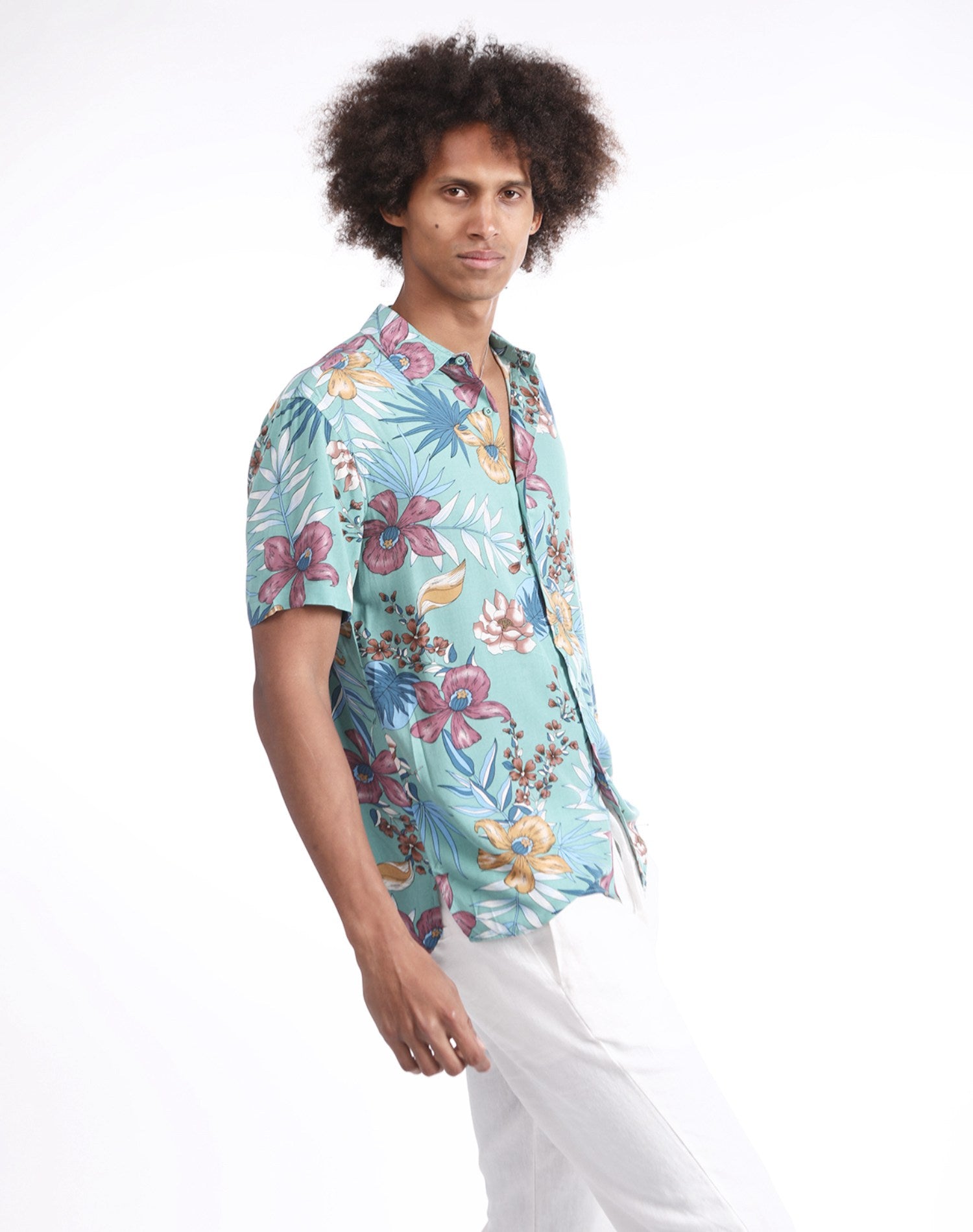 Camisa hawaiana aguamarina con flores tropicales