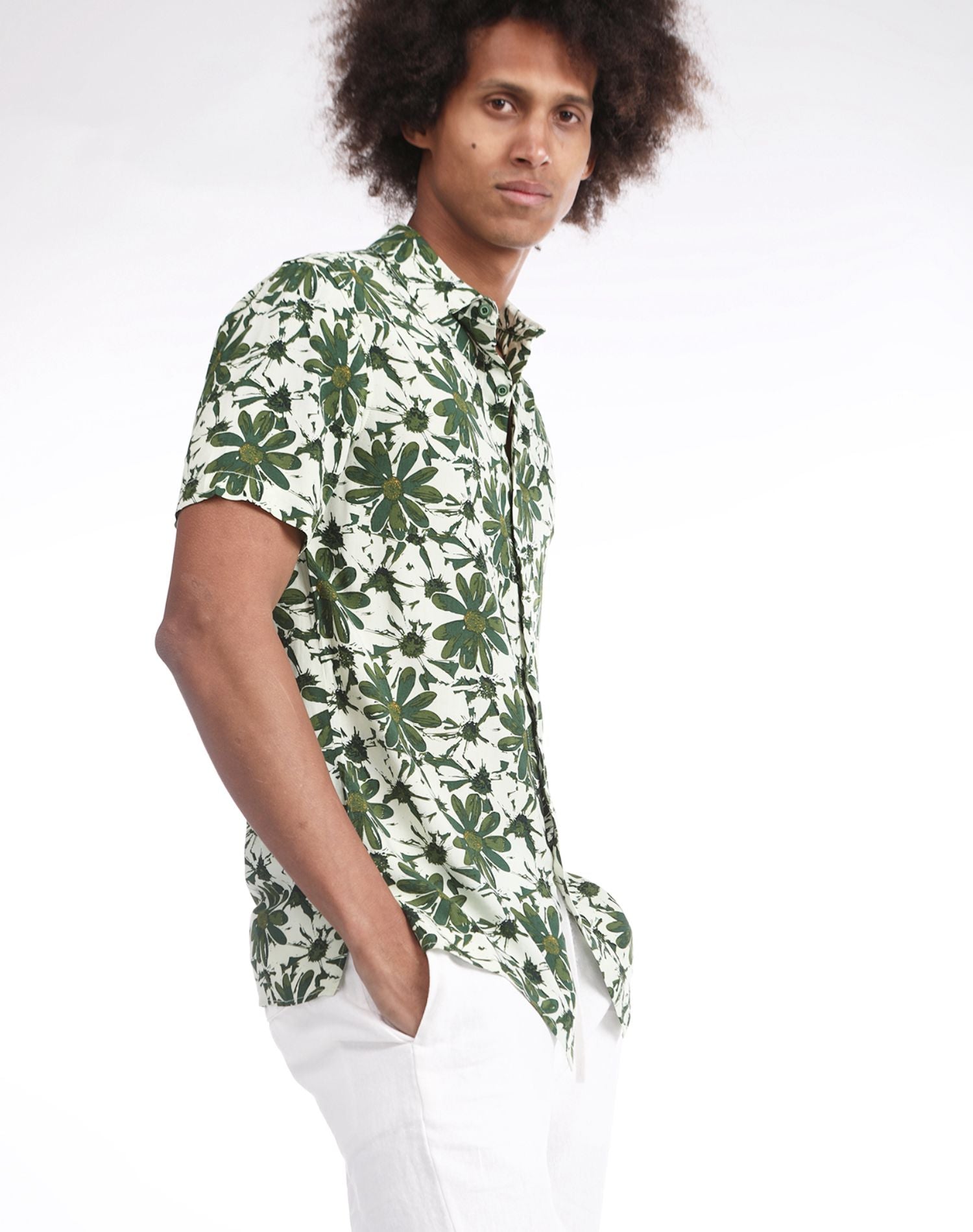 Camisa hawaiana blanca con margaritas verdes