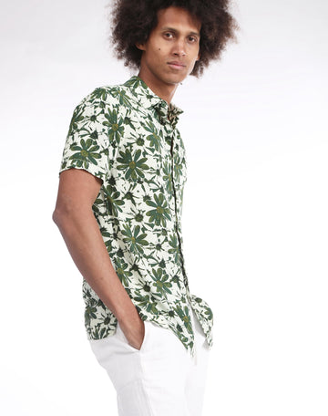 Camisa hawaiana blanca con margaritas verdes