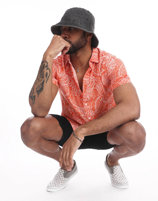 Camisa hawaiana naranja con flores tropicales blancas