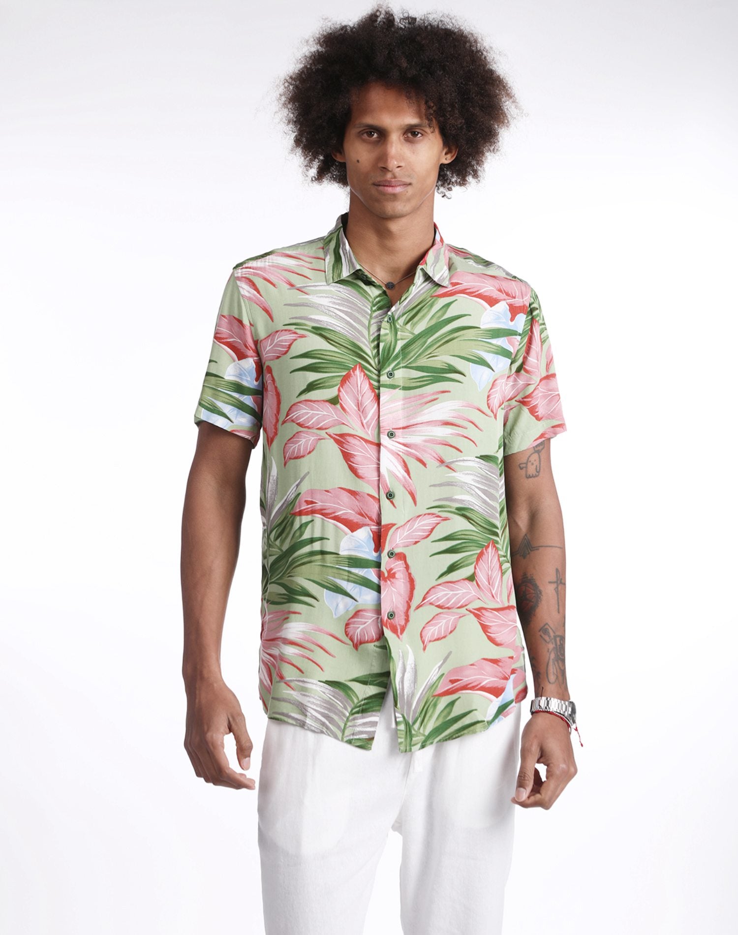 Camisa hawaiana verde con hojas rosas
