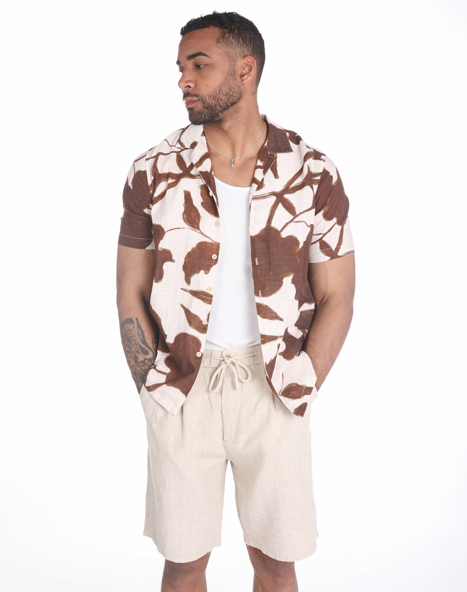 Camisa de algodón hawaiana de flor marrón