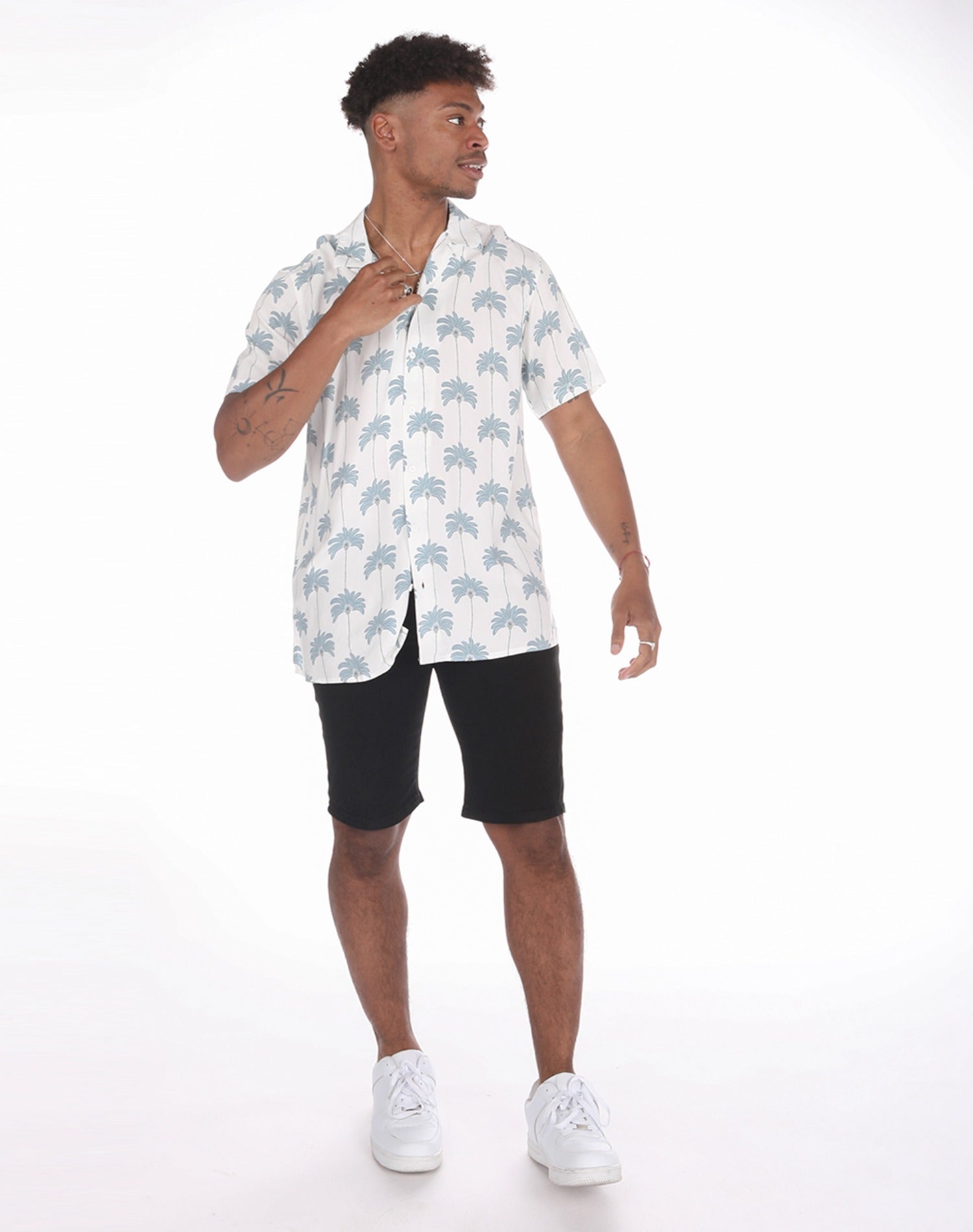 Camisa hawaiana blanca con palmeras azules