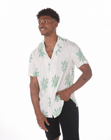 Camisa hawaiana blanca con palmeras verdes