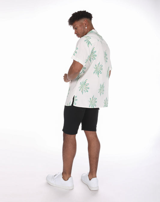 Camisa hawaiana blanca con palmeras verdes